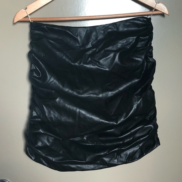 ARITZIA WILFRED Harlequin vegan leather ruched skirt, SZ 8 (fits like a 6) - Picture 2 of 6